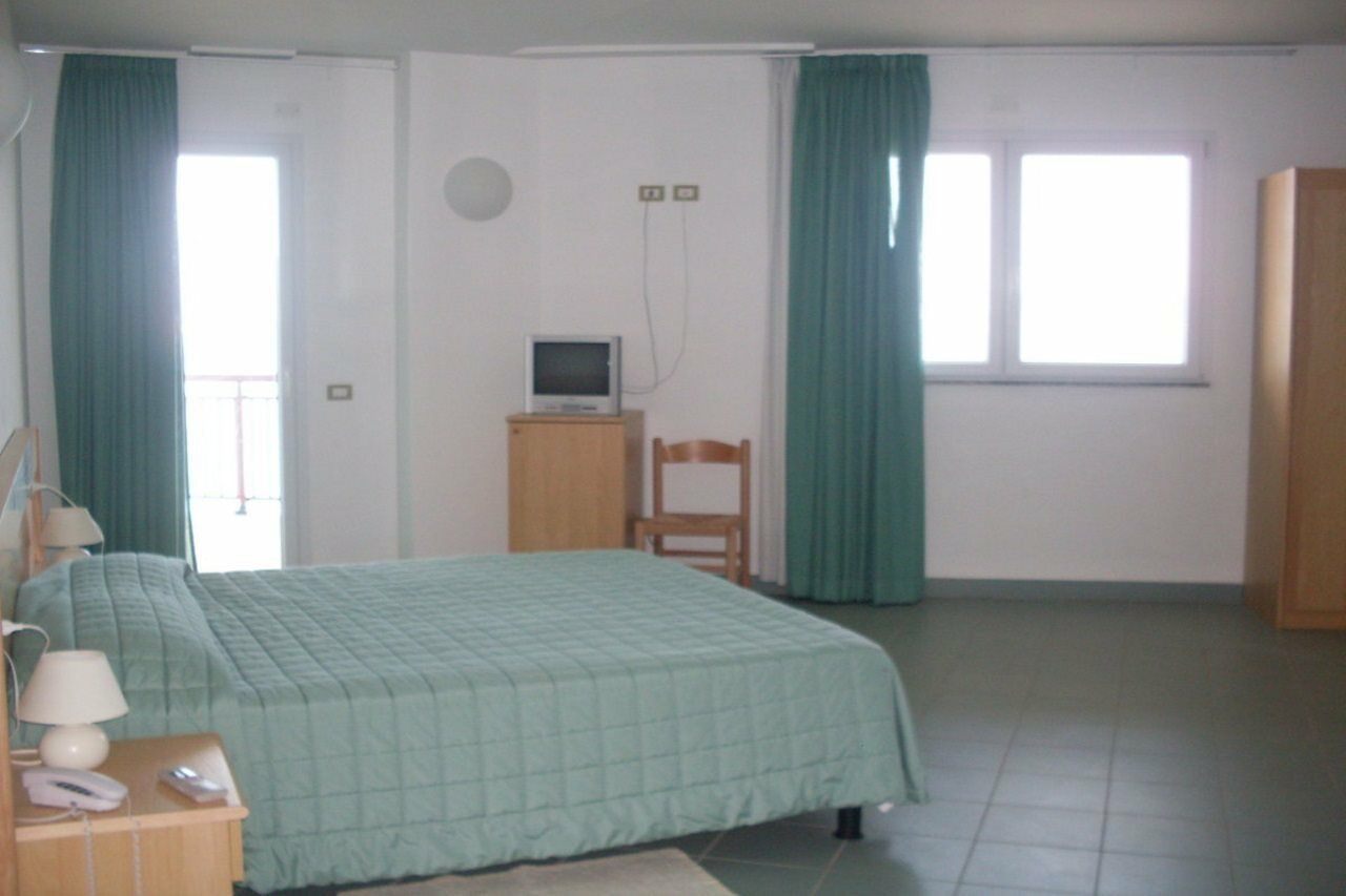 Hotel Soleado Алгеро Екстериор снимка